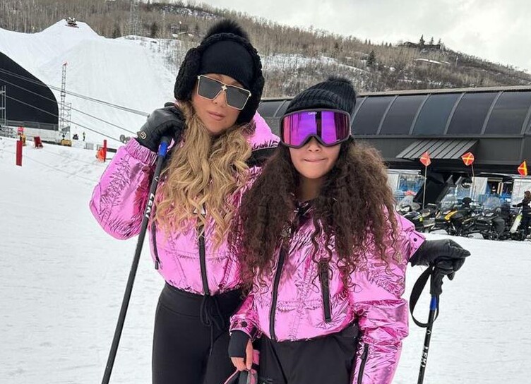 Розовый — хит сезона: Мэрайя Кери с дочерью катаются на лыжах в одинаковых аутфитах 