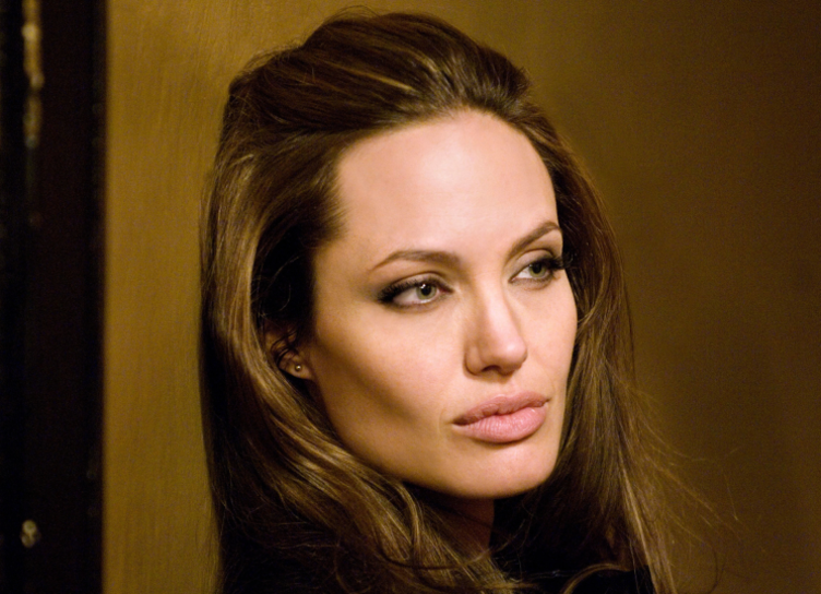 Анджелина Джоли закрыла благотворительный фонд поддержки женщин