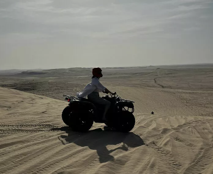 Ирена Понарошку гоняет по пустыне на квадроцикле
