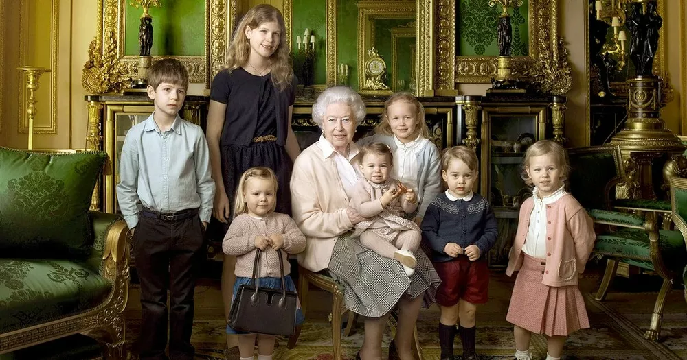 Подержать сумочку королевы доводилось и ее детям и внукам и правнукам