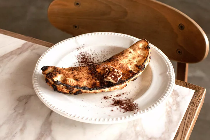 Пирожок с соленым шоколадом из дровяной печи