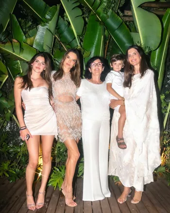 Алессандра Амбросио с семьей