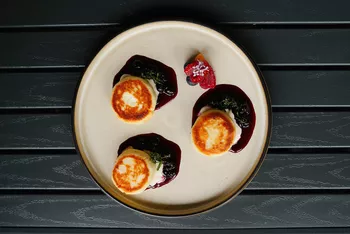 Сырники без глютена с рисовой мукой сезонным джемом сметаной и свежими ягодами руб