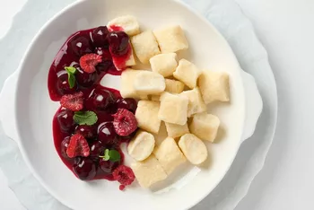 Ленивые вареники с вишней и малиной руб