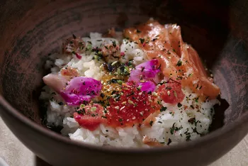 Рисовый пудинг окаю с лососем слабой соли и икрой трески руб