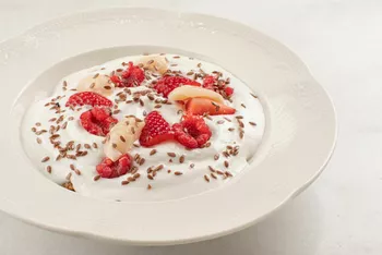 Гранола с кокосовым йогуртом и ягодами руб