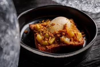 Френчтост яблокомисо с крамблом из имбирного пряника руб