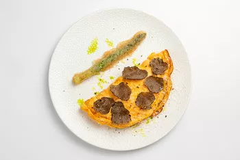 Французский омлет с трюфелем спаржей в темпуре и домашней страчателлой руб