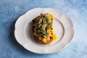 Брускетта жареными вешенками и сливочным скрэмблом руб