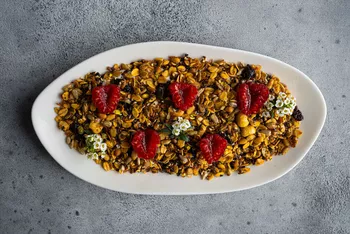 Творожный крем с бобами тонка гранолой и малиной руб