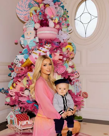 Пэрис с сыном Фениксом