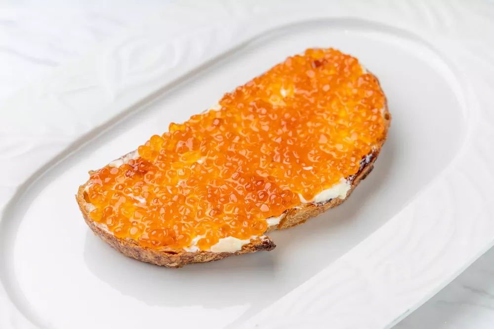 Большой бутерброд с творожным сыром и отборной красной икрой (750 руб.)