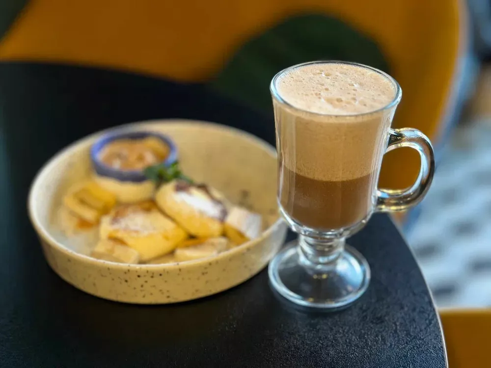 Какао “Ванильный пломбир” и деревенские сырники с кремом “Варенка” и бананом