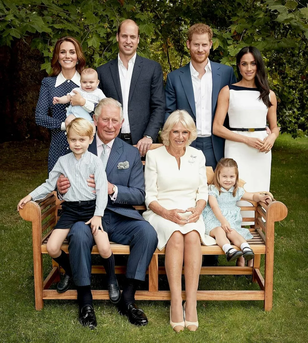 Королевский портрет: принц Уильям с семьей, король Карл III с супругой, принц Гарри и Меган Маркл