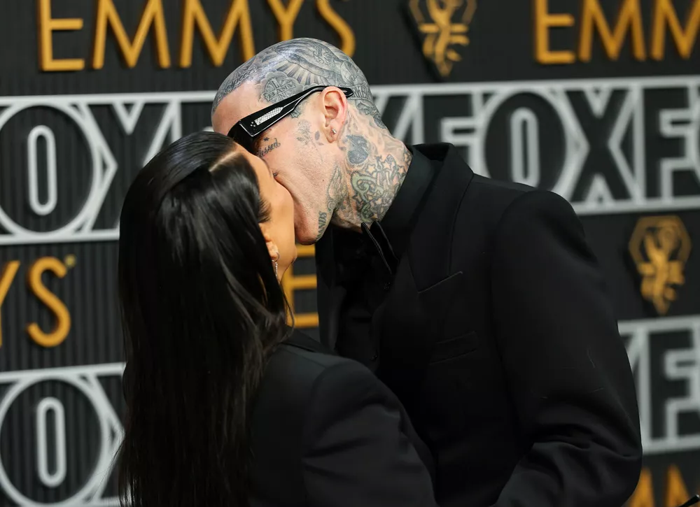 Страстные поцелуи: Кортни Кардашьян и Трэвис Баркер впервые появились на публике после рождения ребенка