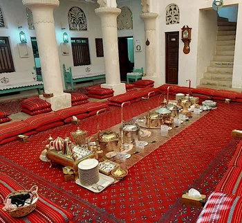 Обед в SMCCU накрывается по арабской традиции – на коврах