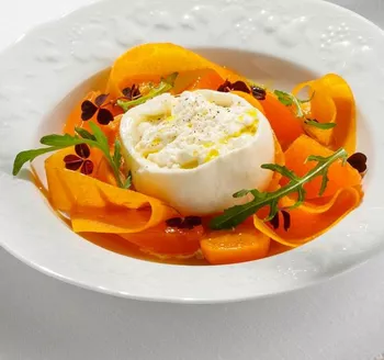 Burrata Nova Artisana с салатом из тыквы, хурмы и физалиса