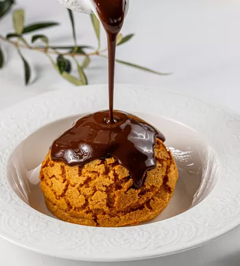 Профитроль с ореховым соусом и нутеллой