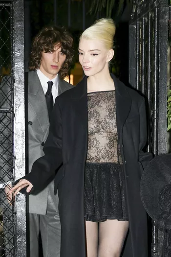 Аня ТейлорДжой с мужем