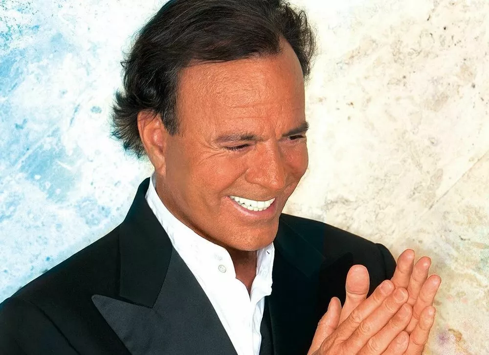 82-летний Хулио Иглесиас обвиняется в домогательствах и насилии