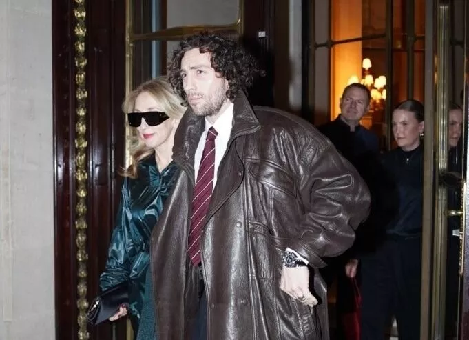 Аарон Тейлор-Джонсон замечен с супругой на Неделе моды в Париже