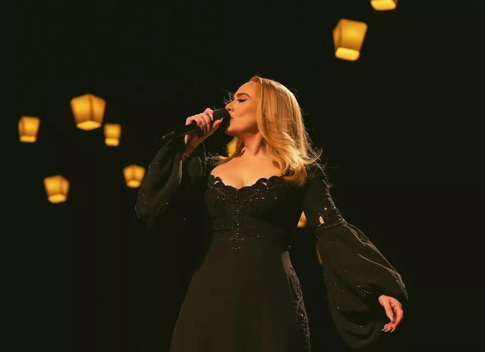 Адель впервые обогнала Уитни Хьюстон по популярности