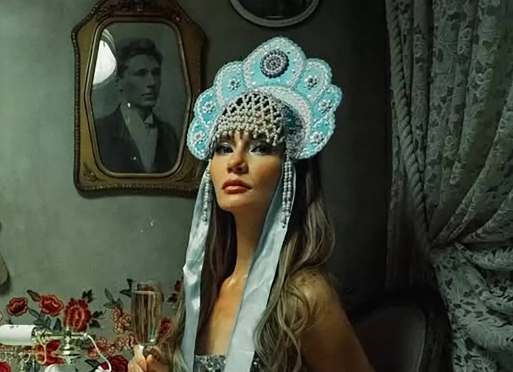 Аферистка Анна Делви отметила день рождения в кокошнике