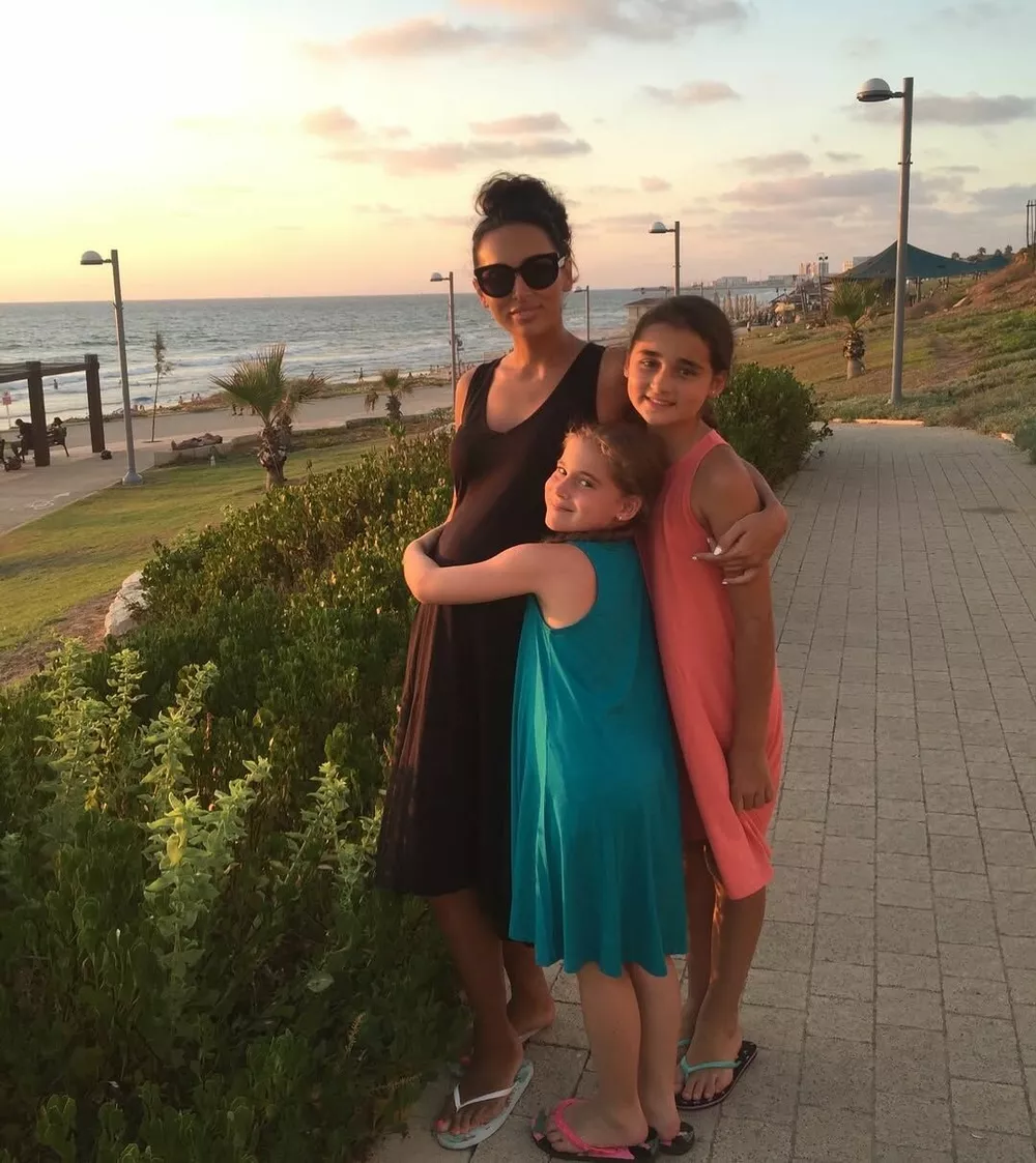 Беременная Алсу с дочками