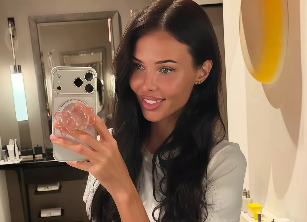 Анастасия Решетова позирует в откровенных нарядах после новостей о помолвке