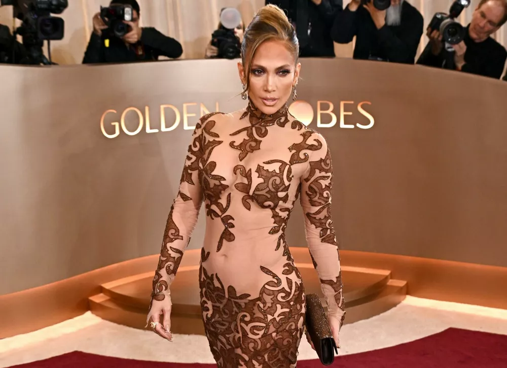 Ариана Гранде, Джей Ло, Эмма Стоун и другие звезды на красной дорожке Золотого глобуса