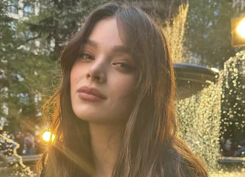 Беременная Хейли Стейнфилд продемонстрировала растущий живот