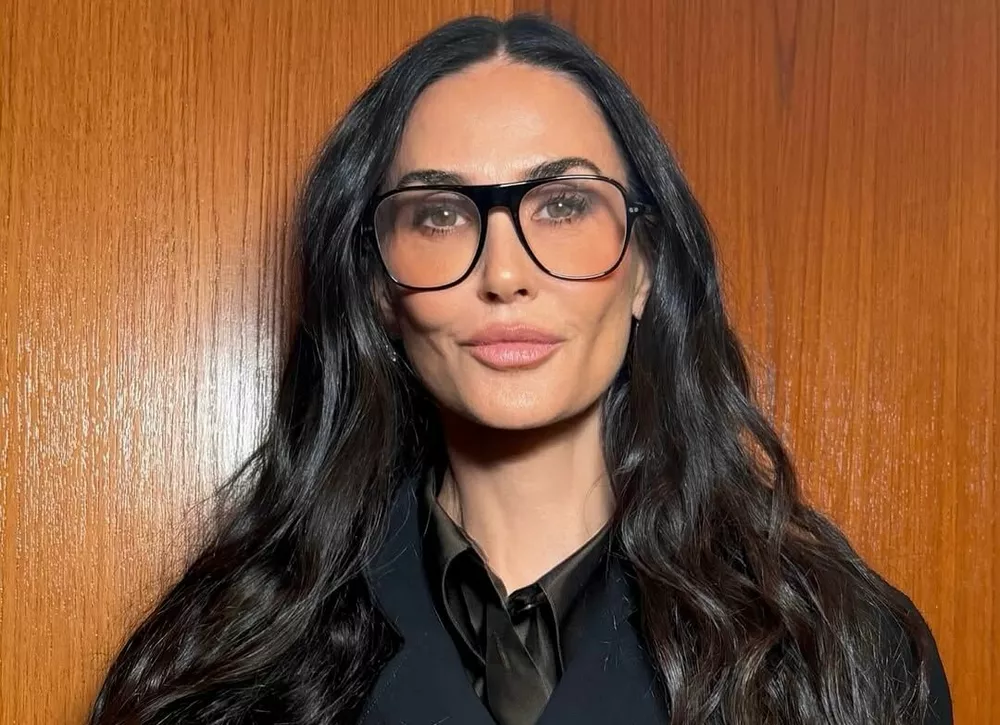 Деми Мур поделилась секретом идеально гладких волос 