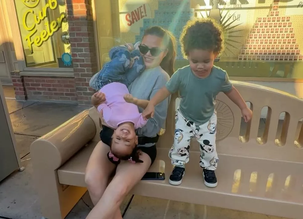 Дети Крисси Тейген неожиданно отреагировали на популярность матери 