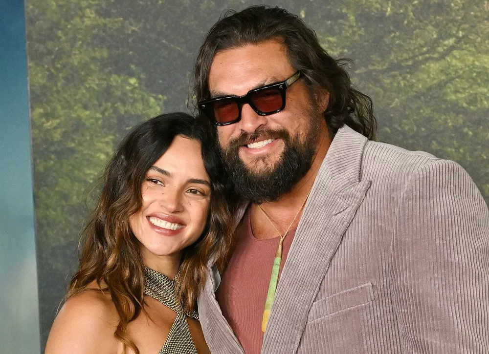 Джейсон Момоа страстно поцеловал возлюбленную на премьере в Лондоне: фото