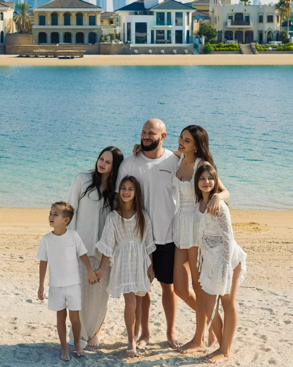 Оксана и Джиган с детьми