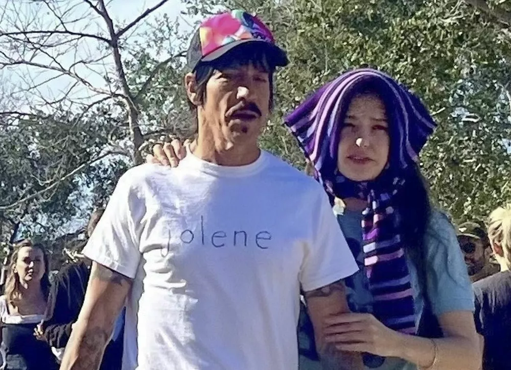 Энтони Кидис с молодой возлюбленной замечены на фермерском рынке