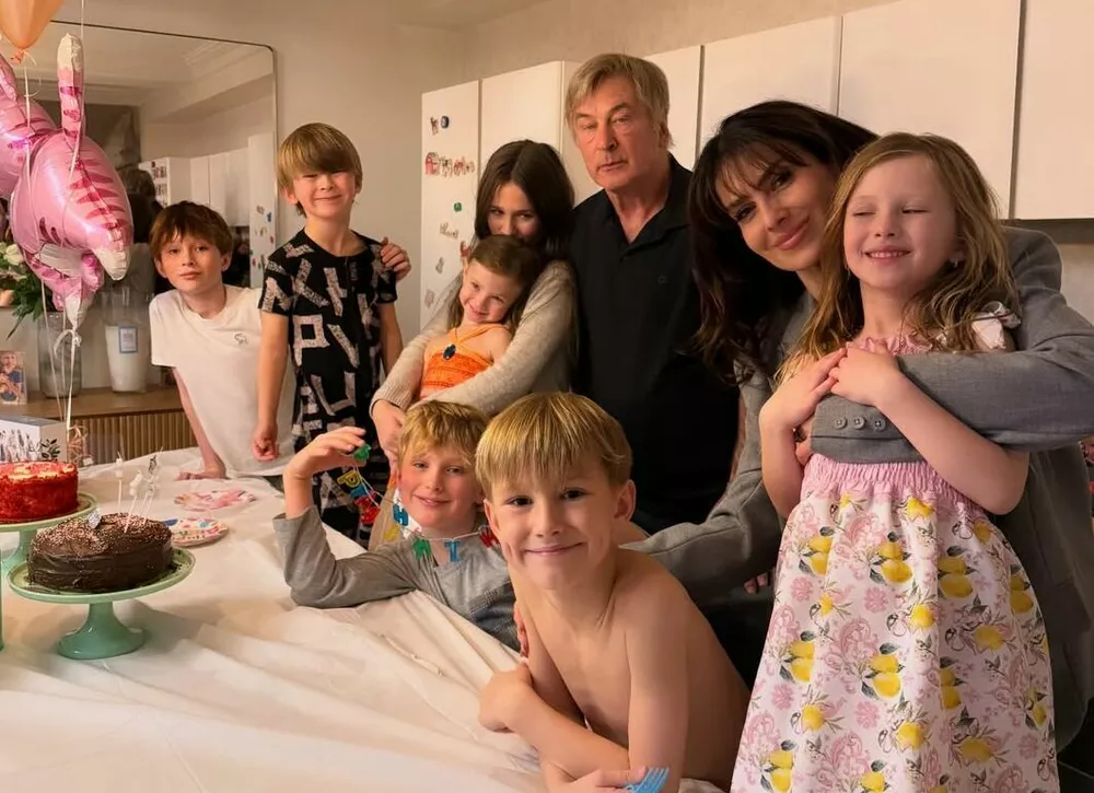 “Это небезопасно”: Хиларию Болдуин жестко раскритиковали за поход в парикмахерскую в бурю с детьми