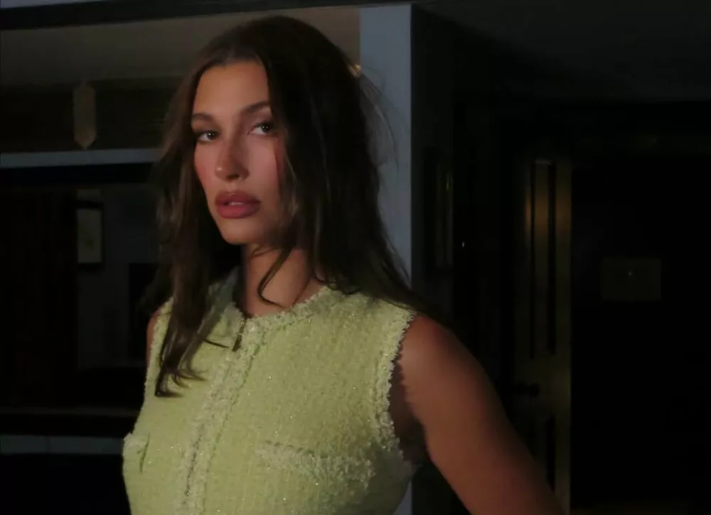 Фото дня: Хейли Бибер в леопардовом купальнике с вырезами