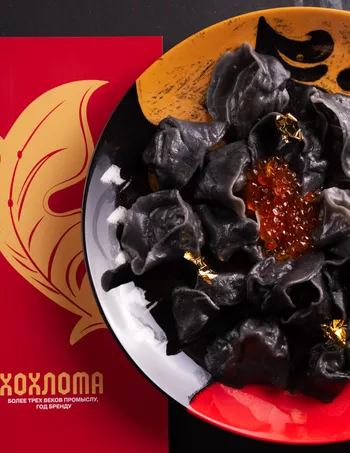Черные пельмени в сусальном золоте с судаком и красной икрой (