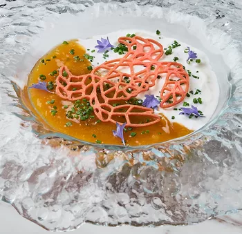 Хурма с камчатским крабом, страчателлой и фейхоа