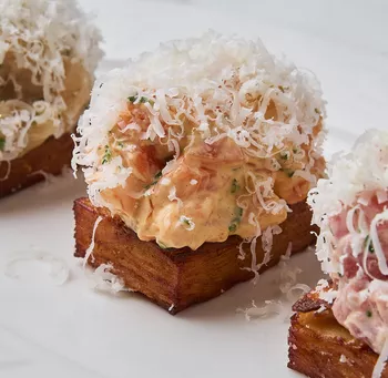 Трио тартаров на картофельном гратене