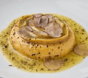 Большой равиоль с дальневосточным гребешком, тихоокеанской креветкой и черным трюфелем