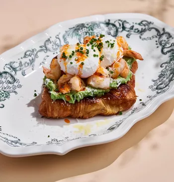 Круассан с гуакамоле, креветками и яйцом пашот