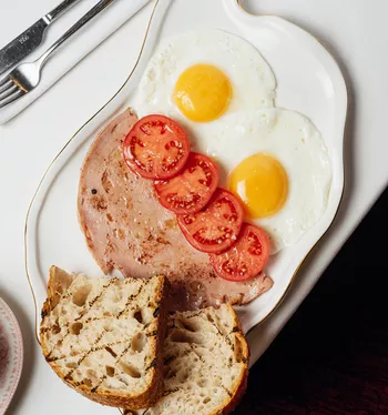 Яичница с жареной мортаделлой, свежими томатами и тостом