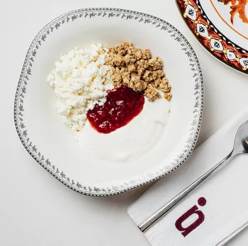 Творог с гранолой и малиновым джемом