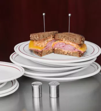 Сэндвич с домашней грудинкой на бородинском хлебе