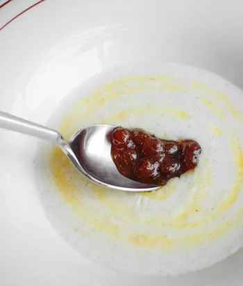 Манная каша с домашним земляничным вареньем и ореховым маслом 