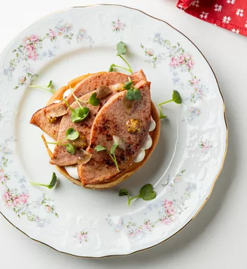 Бутерброд с жареной колбасой и творожным сыром на бриоши