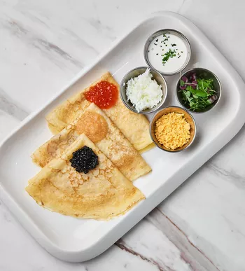 Блинчики с тремя видами икры и кондиментами