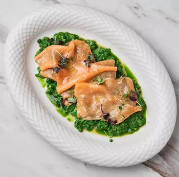 Зеленый скрэмбл со слабосоленым лососем